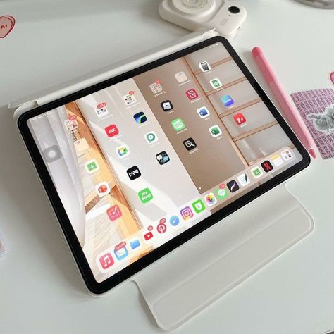 Ipad Aesthetic Homescreen, Vasos Vintage, Airpods Iphone, Ipad Organizer, Ipad Essentials, Aesthetic Homescreen, Ipad Hacks, Computers Tablets And Accessories, Ipad Aesthetic