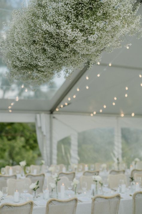 Baby breath cloud hangs from the ceiling in the clear top tent | Lindsay Plank Events. Niagara and Toronto Wedding Planner. tented wedding inspiration, classic and modern tented wedding inspiration, babies breath club, hanging floral installation in tent, elegant wedding inspiration, outdoor wedding, estate wedding planning tips, estate wedding inspiration, white and greenery outdoor wedding. Marquee Floral Installation, Clear Wedding Tent Decorations, Tent Floral Installation, Wedding Tent Florals, Wedding Tent Ceiling Decor, Wedding Marquee Flowers, Flowers From Ceiling, Wedding White Tent, Clear Tent Wedding Reception