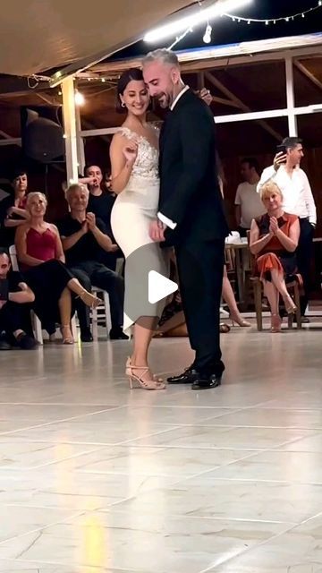 Salsa Dance Photography, Cumbia Dancing, Tango Dance Video, Tango Drawing, Tango Dance Photography, Two People Dancing, Dance Video Song, Ballroom Dance Photography, Belly Dancing Workout