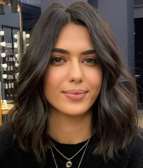 Brunette Wavy Midi Hairstyle Haircuts For Round Face Shape, Chubby Face Haircuts, Wavy Haircuts, Haircuts For Wavy Hair, Round Face Shape, Shoulder Length Hair Cuts, Round Face Haircuts, Work Hairstyles, Round Faces