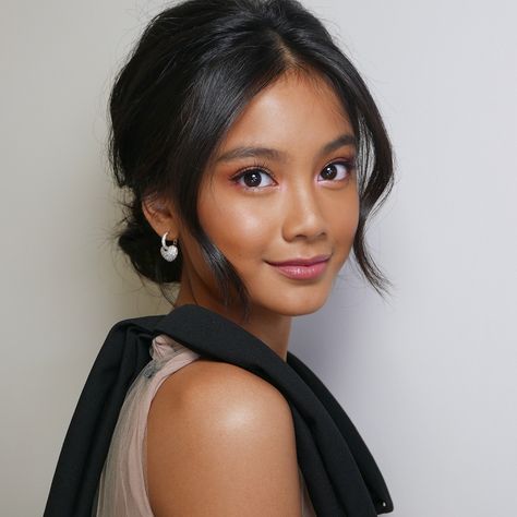 Anthea Bueno on Instagram: “MOR 2017 female artist of the year Baby girl @ylonagarcia 💕 Congrats My love!!!! Hair @ethandavid_ Styled by @myrrhlaoto assisted by…” Dark Hair, Ylona Garcia, Tanned Makeup, Filipina Beauty, Maquillaje Natural, Tan Skin, Skin Makeup, Woman Face, Makeup Inspiration