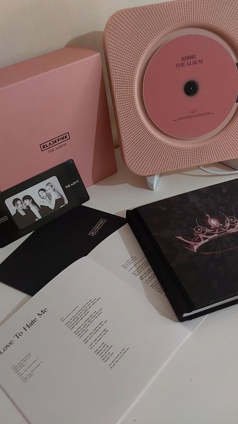 Blackpink Merch Fotos Kpop Blackpink Merch Aesthetic, Blackpink Album Aesthetic, Blackpink Room, Kpop Merch Aesthetic, Blackpink Album, Blackpink Photocards, Jennie Fashion, Blackpink Merch, Kpop Albums