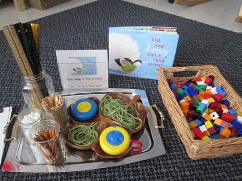 An entire lesson in one picture. There's rulers for standard measurements and a few choices of non standard measurement, and a book that explains the concept. Math Provocations, Measurement Ideas, Maths Eyfs, Measurement Kindergarten, Early Years Maths, Numeracy Activities, Reggio Classroom, Measurement Activities, Prek Math