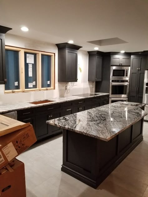 Black And White Granite Countertops, Kitchen Countertops Decor, Kitchen Dark, White Granite Countertops, Dark Countertops, Black Granite Countertops, Black Countertops, Black Kitchen Cabinets, Kitchen Ideas Dark Cabinets