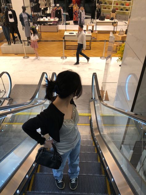 escalator poses y2k downtown girl aesthetic Grey Cami Outfit, Escalator Pics, Lehnga Photoshoot Poses, Insta Dp, Self Photography, Solo Photo, Solo Pics, Tumblr Photography, Instagram Girls