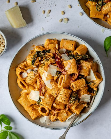 Creamy Red Pesto Pasta with spinach. Creamy, cheesy, delicious red pesto pasta with spinach and sun-dried tomatoes. A quick and easy pasta dish that's great for a tasty weeknight dinner. Red Pesto Pasta Recipes, Pesto Pasta With Spinach, Easy Vegetable Pasta, Red Pesto Pasta, Weeknight Dinner Pasta, Vegetable Pasta Bake, Pesto Pasta Recipe, Vegetarian Pasta Dishes, Pasta With Spinach