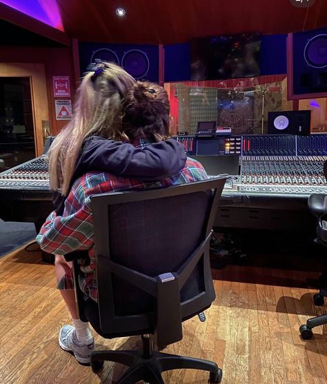 Paul Jason Klein recording studio rockstar boyfriend rockstar girlfriend Singer Bf Aesthetic, Female Music Producer, Aven Brooks, Recording Studio Aesthetic, Music Studio Aesthetic, Ally Dawson, Rockstar Boyfriend, Track Workout Training, Netflix 2023