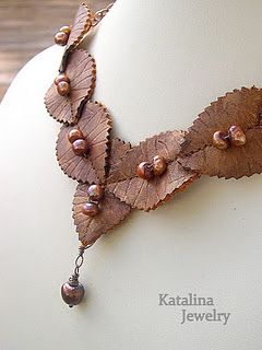 This blog has a whole series on making leather jewelry reclaimed from shoes. Leather Jewellery, Leather Art, Textile Jewelry, Leather Flowers, Recycled Leather, Leather Projects, A Necklace, Diy Schmuck, Creative Jewelry