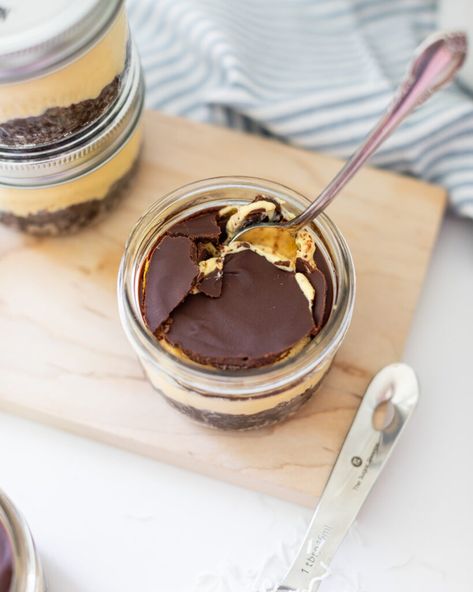 No-Bake Nanaimo Bar Cheesecake Jars - Fraiche Living Nanimo Bars, Nanaimo Bar Cheesecake, Nanaimo Bar, Cheesecake Jars, Fraiche Living, Lunch Smoothie, Cheesecake In A Jar, Nanaimo Bars, Cake In A Jar