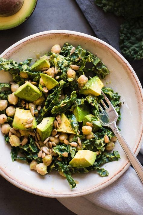 Kale Salad with Avocado: Lemony Kale, Avocado, and Chickpea Salad Chili Carne, Raw Kale Salad, Avocado Mash, Dressing Simple, Recipes Chili, Salad Kale, Avocado Dessert, Salad With Avocado, Chickpea Salad Recipes