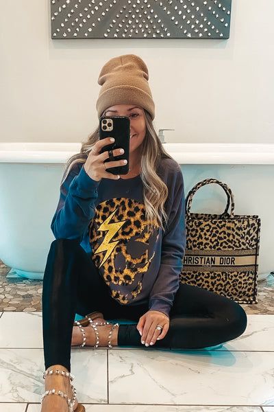 Tees And Leggings Outfit, Graphic Tees And Leggings Outfit, Cute Comfy Outfits Lazy Days, Casual Stylish Outfits, Comfy Mom Outfits, Comfy Outfits Lazy, Leopard Skull, Winter Work Wear, Square Crochet Pattern