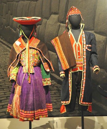 South American Clothing, Peruvian Dress, Peruvian Clothing, South American Textiles, Folk Art Santa, South American Art, America Outfit, Western Costumes, Mannequin Dress