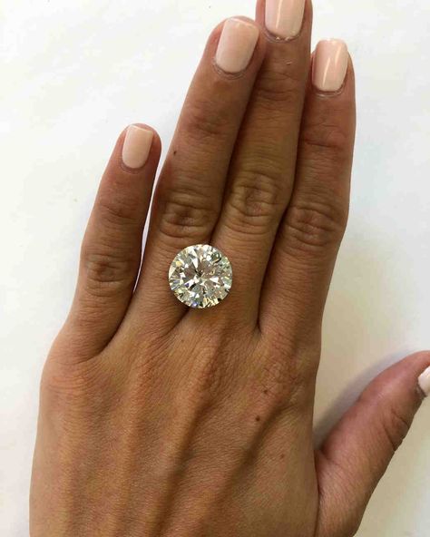 hand with 10 carat diamond Ring Carat Size, Carat Size Guide, 10 Carat Diamond Ring, 3 Carat Engagement Ring, 5 Carat Diamond Ring, Large Diamond Rings, Round Brilliant Engagement Ring, Diamond Carat Size, Small Engagement Rings