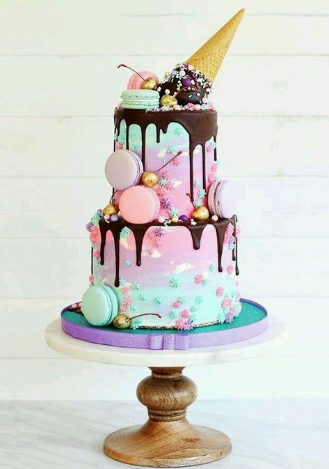 Ice cream drip cake with candy and macarons Tort Special, Gökkuşaği Pasta, Cactus Cake, Pastel Cupcakes, Unicorn Birthday Cake, Läcker Mat, God Mat, Crazy Cakes, Ice Cream Party