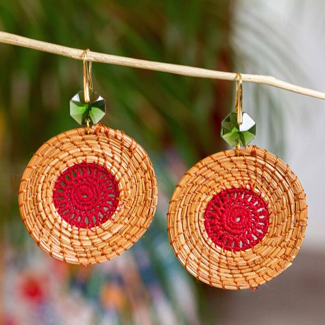 Laura Villalvazo in Mexico gathers pine needles from the forests of Jalisco to create marvelous original jewelry. Here she combines tightly wound pine needle discs with hand-crocheted centers and sparkling green crystal beads. The earrings dangle from 14k gold plated copper hooks. Pine Needle Earrings, Pine Needle Jewelry, Pine Needle Crafts, Pine Leaf, Needle Earrings, Pine Needle Baskets, Pine Needles, Green Crystal, Needle Art