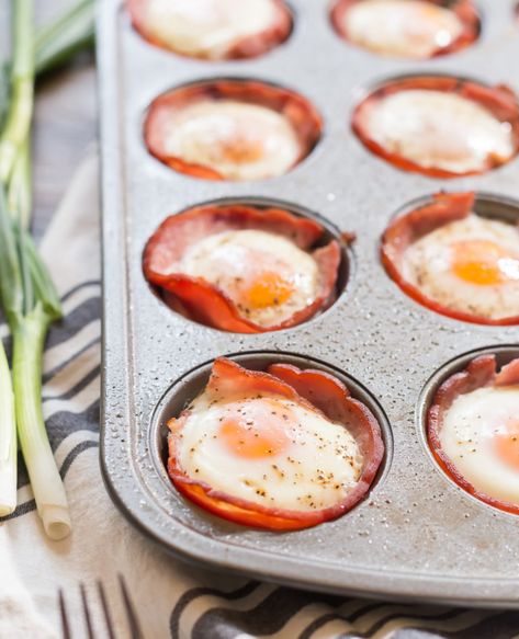 Cooked eggs in ham in a muffin pan Egg In Muffin, Ham And Egg Cups, Ham Egg Cups, Healthy Meal Prep Breakfast, Breakfast Ham, Ham Breakfast, Healthy Brunch Recipes, Breakfast For A Crowd, Prep Breakfast