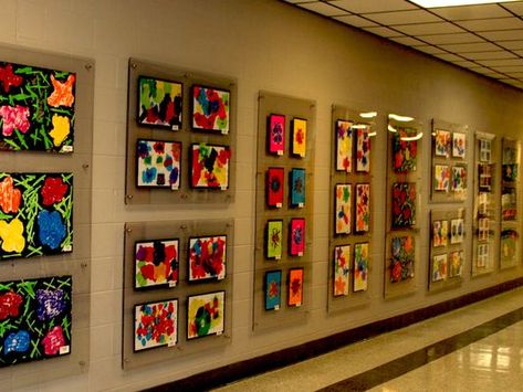 Art Gallery Paintings Display, Student Art Exhibition, School Art Gallery, Art Show Display Ideas, Foyer Art, Student Exhibition, School Gallery, School Exhibition, معرض فني