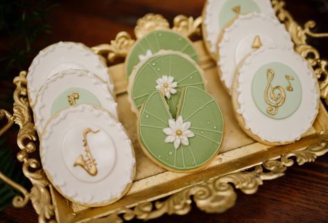 Princess In The Frog Wedding Theme, Tiana Theme Wedding, Princess And The Frog Cookies Decorated, Princess And The Frog Desserts, Princess Tiana Wedding Theme, Princess And The Frog Cookies, Tiana Quinceanera, Tiana Quinceanera Themes, Tiana Themed Quince