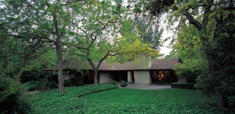 Ranch Style Homes Exterior, Mcm Exterior, California Ranch Style Homes, Rambler House, California Ranch, Arts And Crafts House, May Designs, Ranch Style Homes, Timber House