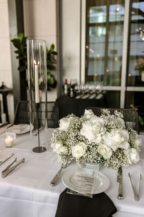 Party Event Ideas, Spring Dinner Party, Modern Wedding Centerpieces, White Floral Centerpieces, Black And White Wedding Theme, Spring Dinner, White Wedding Theme, Wedding Floral Centerpieces, White Florals