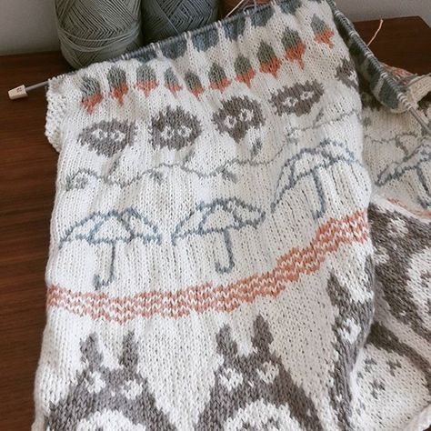 Studio Ghibli Crochet Blanket, Ghibli Knitting, Anime Knitting, Totoro Blanket, Ghibli Crochet, Maglia Fair Isle, Miyazaki Anime, Cat Bus, Neighbour Totoro