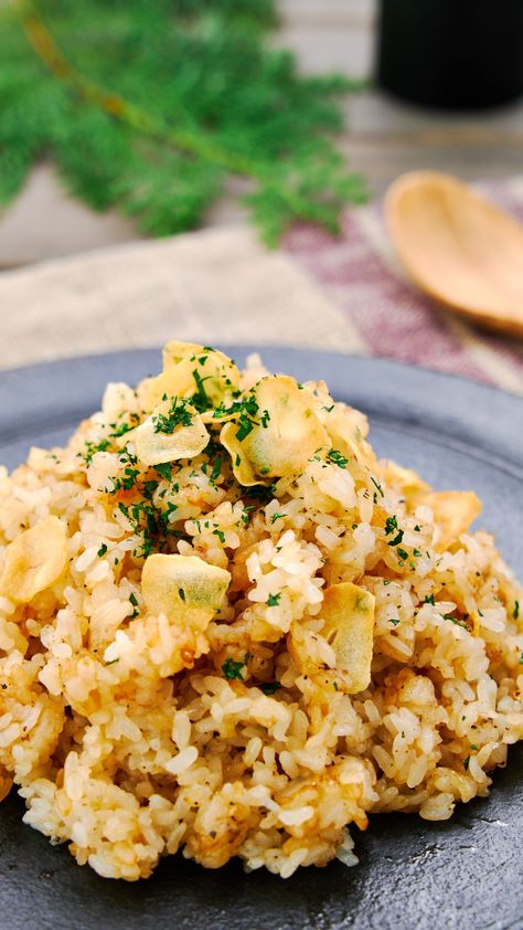 Japanese Garlic Rice, Hibachi Fried Rice Recipe, Garlic Couscous, Japanese Side Dishes, White Rice Dishes, Garlic Rice Recipe, Garlic Rice Recipes, Hibachi Fried Rice, Healthy Japanese Recipes