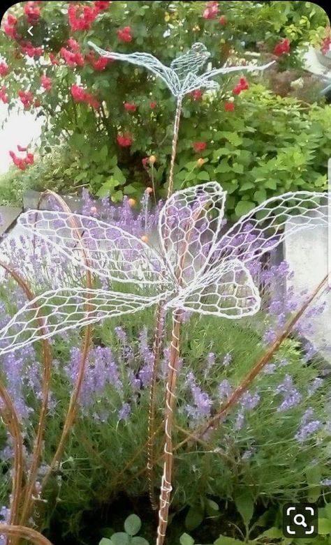 49 Amazing DIY Metal Projects to Develop Your Garden Space - 380 Garden Ornaments Diy, Chicken Wire Sculpture, Chicken Wire Art, Whimsical Garden Art, Unique Garden Art, Jardim Diy, Garden Deco, Garden Art Sculptures Diy, Garden Artwork