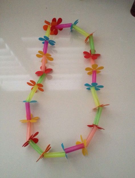 Beach Kindergarten Crafts, Hawaii Crafts For Kids, Lei Craft, Luau Crafts, Hawaii Crafts, Cupcake Liner Crafts, Fete Ideas, Hawaiian Crafts, Storytime Crafts