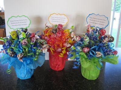 Sucker bouquet, great gift idea! Sucker Tree Lollipop Bouquet, Sucker Display Ideas, Telecommunicator Week, Sucker Tree, Sucker Bouquet, Chocolates Ferrero, Lollipop Bouquet, Candy Trees, Candy Centerpieces