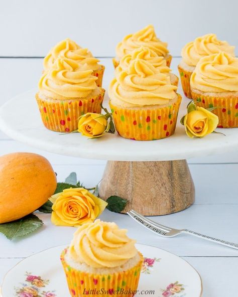 These tropical mango vanilla cupcakes are moist, buttery, and have a hint of coconut. The buttercream tastes fresh, sweet, and is bursting with mango flavor. #mangocupcakes #mangobuttercrream #vanillacupcakes Fruit Flavored Cupcakes, Tropical Birthday Cupcakes, Hawaiian Cupcakes, Gourmet Cupcake Recipes, Mango Cupcakes, Tropical Cupcakes, Cocktail Cupcakes, Amazing Cupcakes, Fruit Cupcakes