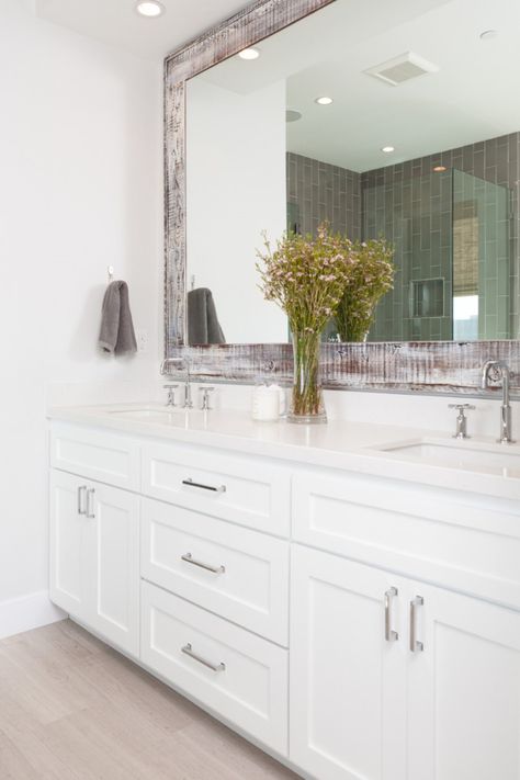 Bathroom With White Cabinets And Framed Mirror : Ways To Hang Bathroom Mirrors Bathroom Mirror Design, Bathroom Mirror Frame, Bad Inspiration, Mirror Ideas, White Vanity Bathroom, White Vanity, Up House, Trendy Bathroom, Bathroom Redo