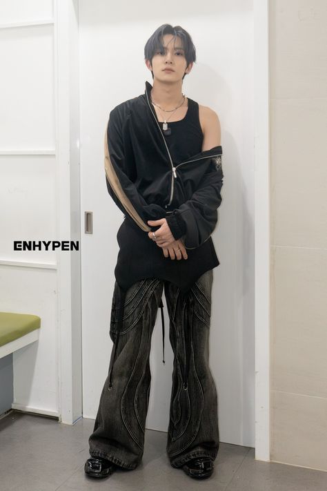 Band Outfits Stage Men, Enhypen Standing, Enhypen Outfit Inspiration Concert, Heeseung Style, Enhypen Concert Outfit Ideas, Enhypen Inspired Outfits, Heeseung Concert, Enhypen Concert Outfit, Enhypen Memorabilia