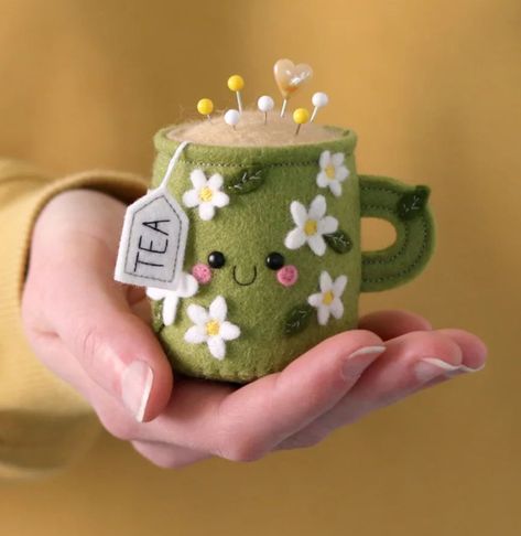 Cute Pincushions, Pin Cushion Ideas Diy, How To Make Pin Cushions, Felt Cricut Projects, Pin Cushions To Make, Pin Cushion Ideas, Mushroom Pin Cushion, Pin Cushion Diy, Teacup Pincushion