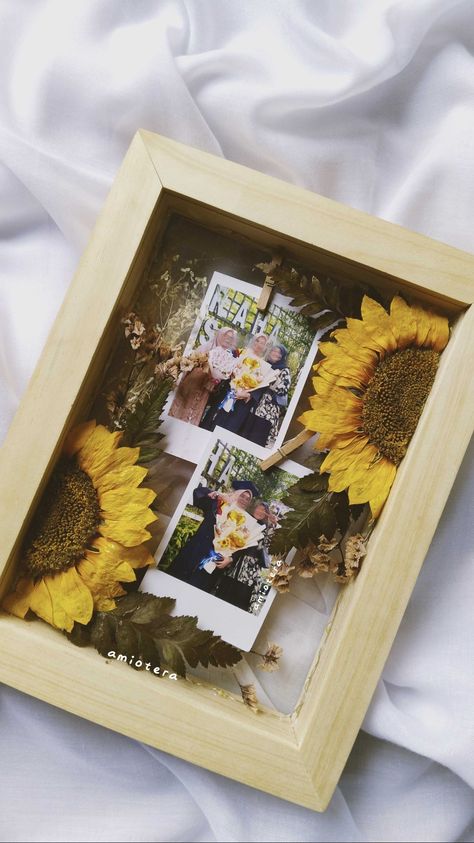 Diy Dry Flowers Frame, Pressed Sunflower In Frame, How To Preserve Sunflowers, Preserved Flowers Frame, Flower Preservation Ideas, Flower Shadow Box Ideas, Framing Flowers, Sunflower Frame, Pressed Flowers Diy