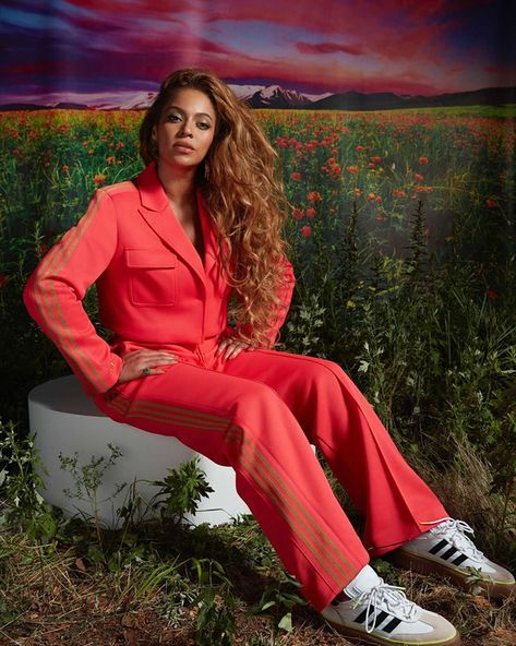 Discover ADIDAS X IVY PARK Second Collection Beyonce Suit, Beyonce Instagram, Queen Bee Beyonce, Beyonce Style, Mode Instagram, Beyoncé Giselle Knowles-carter, Beyoncé Giselle Knowles, Beyonce And Jay Z, Beyonce Queen