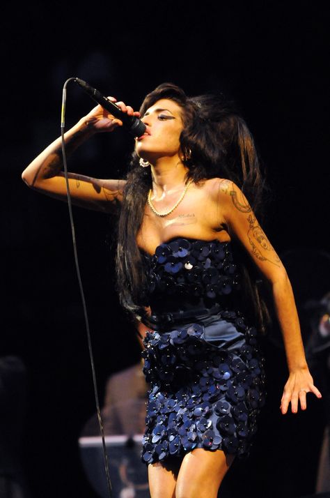 She was clad in a '60s-inspired strapless dress for a performance at England's Glastonbury festival in June 2008. Amy Winehouse Style, Amazing Amy, Glastonbury Festival, Amy Winehouse, Female Singers, Back To Black, Lady Gaga, Strapless Dress, A Woman