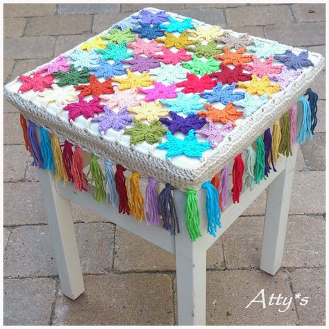 Crochet Flower Stool Cover – Atty*s. Beau Crochet, Crochet Patterns Free Beginner, Confection Au Crochet, Weaving Tutorial, Stool Covers, Beginner Crochet Projects, Baby Diy, Basic Crochet Stitches, Crochet Patterns For Beginners