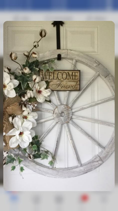 Wagon Wheel Decor, Dekoratívne Vence, Decoration Shabby, Wheel Decor, Farmhouse Crafts, Door Wreaths Diy, Swedish Style, Front Porch Decorating, Patio Decorating Ideas