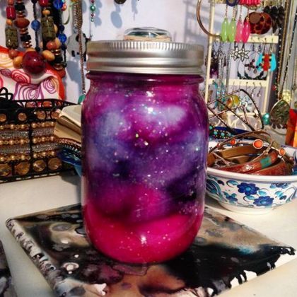 How to Make a Galaxy Jar | Craft projects for every fan! Diy Galaxie, Galaxy In A Jar, Nebula Jars, Diy Galaxy Jar, Galaxy Crafts, Galaxy Jar, Kule Ting, Diy Galaxy, Diy Event