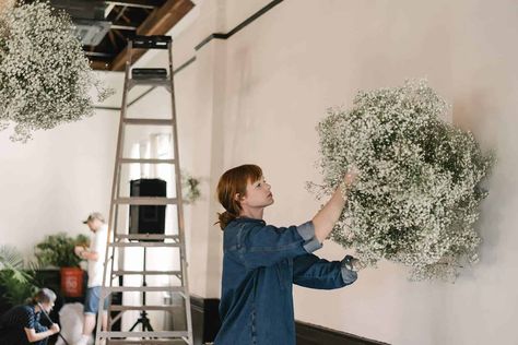 Mayesh Design Star: How to Make a Floating Installation Floating Installation, Hanging Flower Arrangements, Diy Suspension, Gypsophila Wedding, Flower Ceiling, Diy Clouds, Flower Installation, Baby S Breath, Wire Flowers