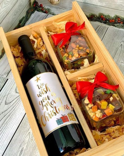 Wine Gift Box Ideas Christmas, Wine Present Ideas, Wine Gift Basket Ideas, Diy Wine Gift Baskets, Wine Gift Box Ideas, Wine Gift Basket, Homemade Gift Baskets, Christmas Treats Boxes, Fruit Basket Gift