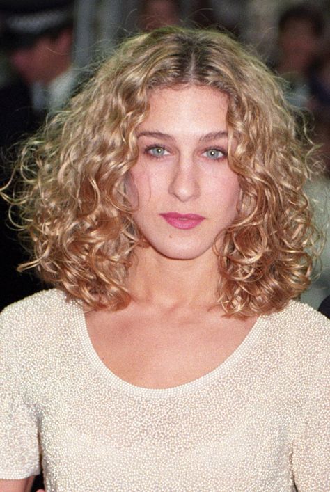 Pin for Later: 21 Beauty Moments That Will Make You Love Sarah Jessica Parker Even More 1991 At the beginning of a new decade, Sarah Jessica got a shorter, more adult cut and wore the style to the London premiere of LA Story. Sarah Jessica Parker Hair, Carrie Bradshaw Hair, Hot Hair Tools, Milkshake Hair Products, Curly Color, Hair Evolution, Beautiful Female Celebrities, Popsugar Beauty, Beautiful Curls