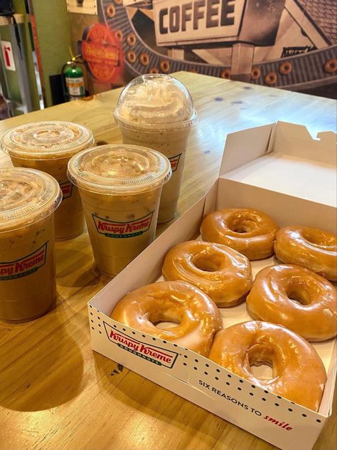 📍krispy kreme, alabangtown center, muntinlupa Doughnut Krispy Kreme, Sweet Food Pictures, Krispy Kreme Aesthetic, Krispy Kreme Donuts Recipe, Krispy Kreme Coffee, Aesthetic Snacks, Krispy Kreme Donuts, Junk Food Snacks, Food Babe