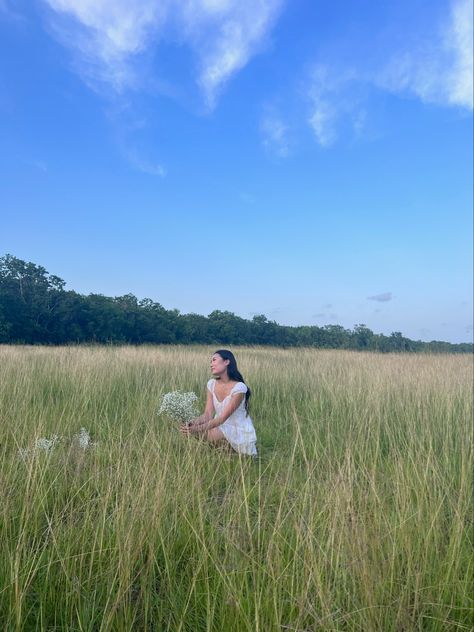 Photos In Tall Grass Picture Ideas, Green Grass Photoshoot Ideas, Grass Field Photoshoot Poses, Green Field Photoshoot, Grass Picture Ideas, Grass Photoshoot Ideas, White Dress In A Field, Tall Grass Photoshoot, Grass Field Photoshoot