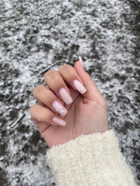 White Winter Nails Snowflakes, Milky White Nails With Snowflakes, Milky Winter Nails, Christmas Nails Milky White, Mail Inspo Winter, Milky White Nails Christmas, Milky Christmas Nails, Nail Inspo Snowflake, Pink Nails With Snowflakes