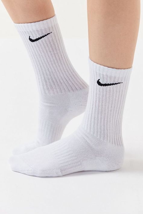 White Nike Socks Outfit, Outfits With Nike Socks, Nike Socks Women, Nike Socks Outfit, White Nike Socks, Nike Crew Socks, Nike Elite Socks, Sock Outfits, Luxury Throws