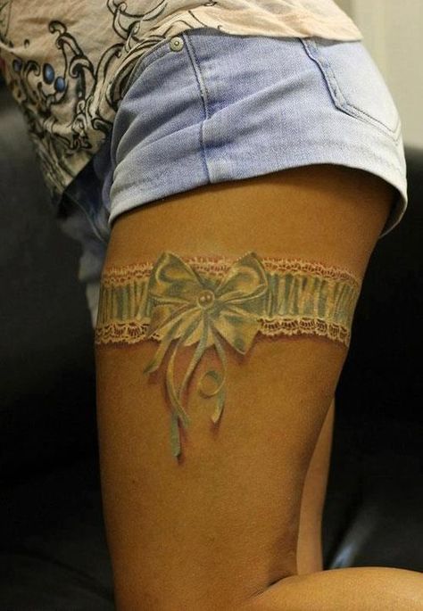 is it real ? Garter Belt Tattoo, Lace Garter Tattoos, Thigh Garter Tattoo, Tato 3d, Design Tatuaje, Tatoo 3d, Tato Paha, Garter Tattoo, Amazing 3d Tattoos