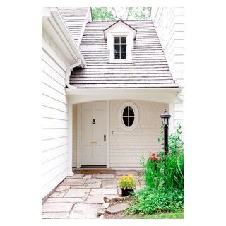 Traditional Entry - Traditional - Entry - Toronto | Houzz White Exterior Paint Colors, Aluminum House, Porch Exterior, Stucco Siding, White Exterior Paint, Shingle House, Front Door Paint Colors, Window Trim Exterior, Shingle Siding