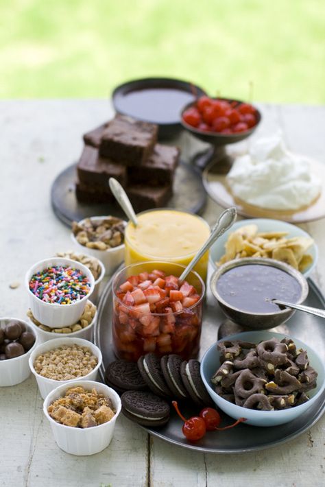 Create homemade toppings for you and the family on a day out with Frozen Yogurt! - Cielo Foods (#1010) Brownie Sundae Bar, Mini Crockpot, Wing Dings, Sundae Recipes, Ice Cream Sundae Bar, Brownie Sundae, Butterscotch Sauce, Mango Sauce, Sundae Bar