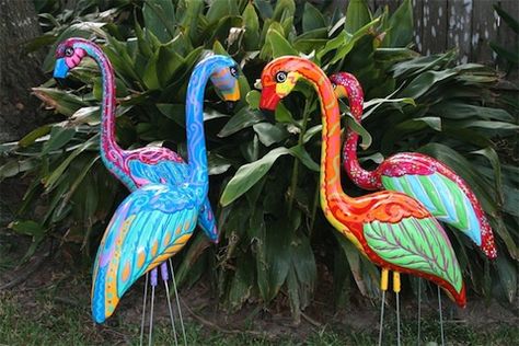 Painting plastic flamingos w/ acrylic paint?  Heck yeah!!  I'm guessing you would prep it by lightly sanding & then using a good sealer afterwards?  So cute! Coastal Yard, Pink Flamingos Lawn Ornaments, Flamingo Yard Art, Yard Flamingos, Lawn Flamingos, Plastic Flamingo, Flamingo Craft, Flamingo Garden, Flamingo Painting